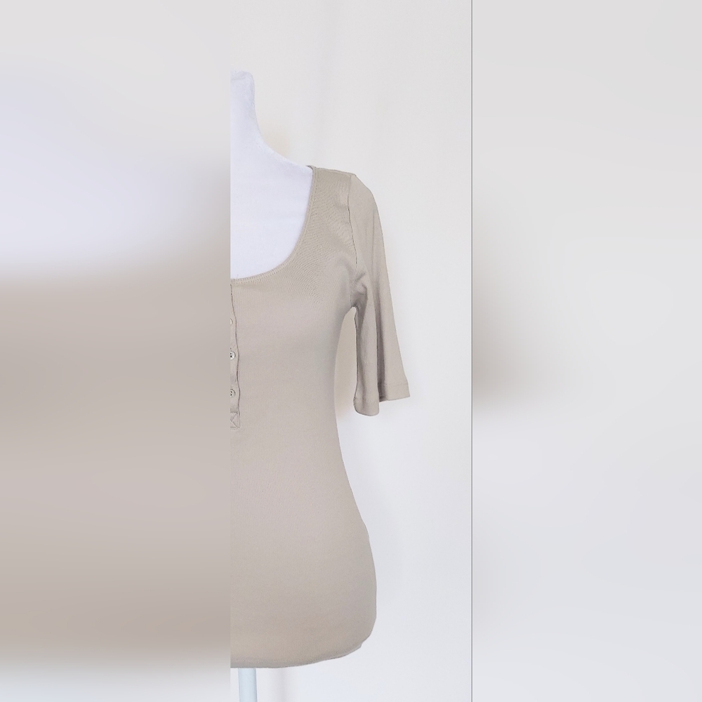 H&M Short Sleeve Scoop Neck Top Taupe Size Small NWT - Picture 3 of 10